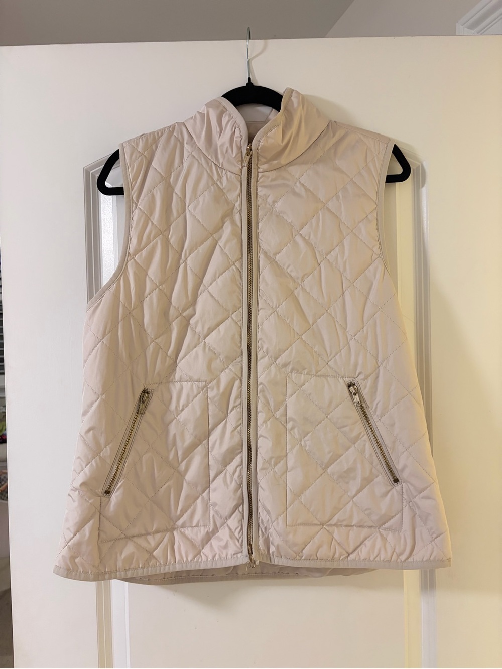 Old Navy Quilted Sleeveless Puffer Vest in Light Beige